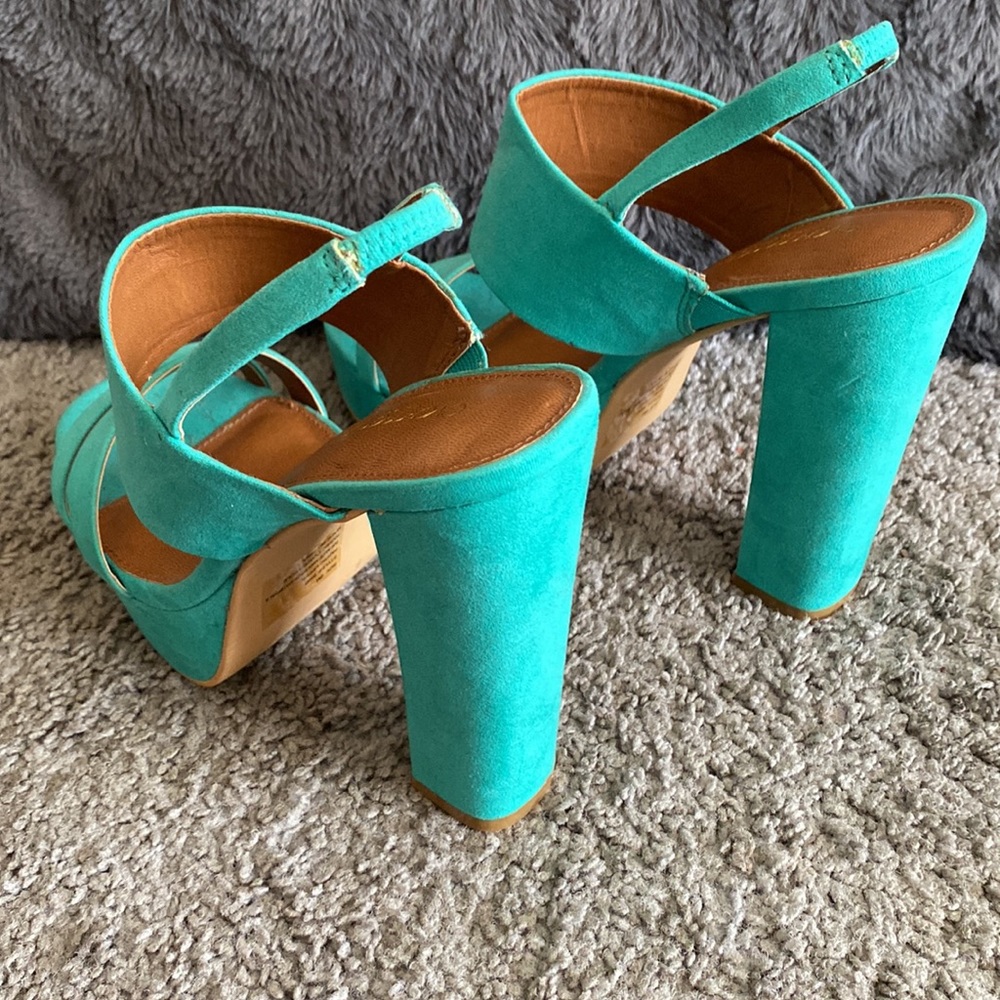 Teal colored Sandals! - Picture 3 of 5